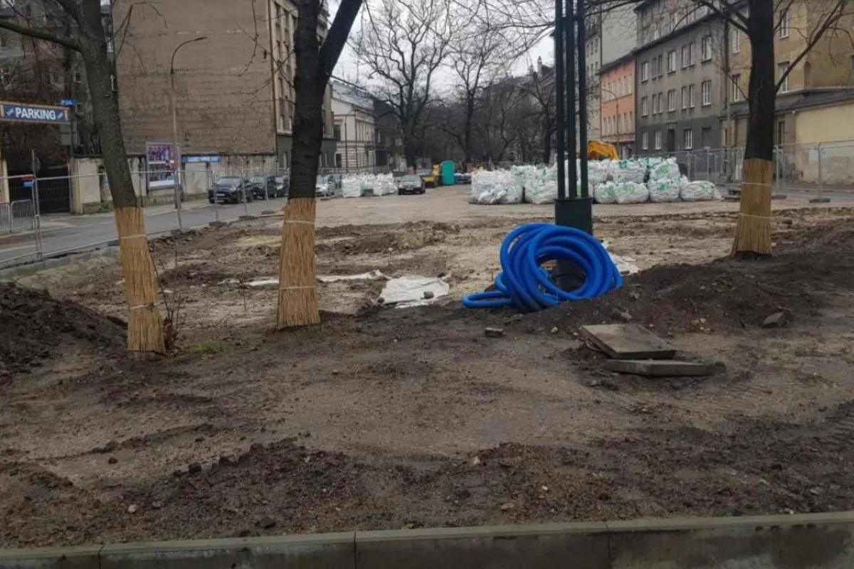 Są kolejne problemy przy przebudowie Placu Biskupiego w Krakowie